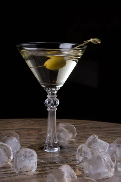Vidro Martini Com Azeitona Balcão Bar Com Cubos Gelo — Fotografia de Stock