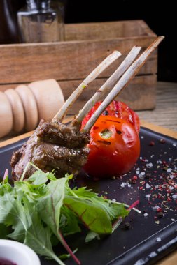 Sebze ve biber ile ızgara kuzu eti servis