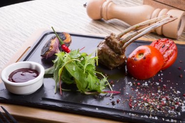 Sebze ve biber ile ızgara kuzu eti servis