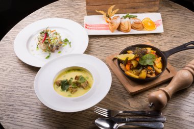 Ahşap bir masa üzerinde restoranda öğle yemeği servis