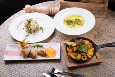 Ahşap bir masa üzerinde restoranda öğle yemeği servis