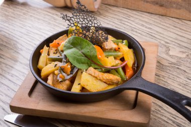 Kızarmış somon ve Patates kızartma tavası fasulye ile karışık