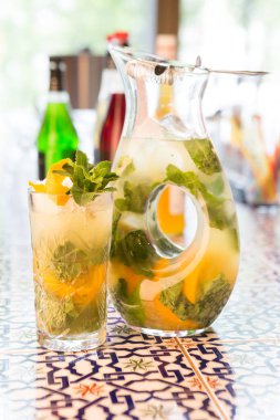 Taze soğuk buz gibi limonata kavanoz ve cam bir bar counter