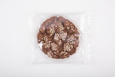 Yulaf ezmesi kurabiye beyaz bir arka plan üzerinde plastik bir paketindeki