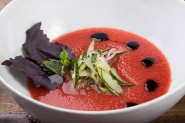 İspanyol Domates gazpacho çorbası fesleğen yaprağı ile görev yaptı.