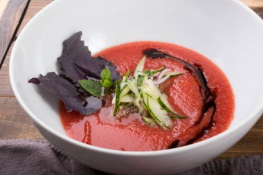 İspanyol Domates gazpacho çorbası fesleğen yaprağı ile görev yaptı.