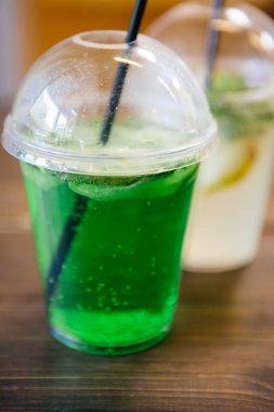 Plastik bir kaba soda limonata içki servis