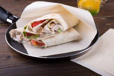 Fast food shawarma rulo bir tava servis