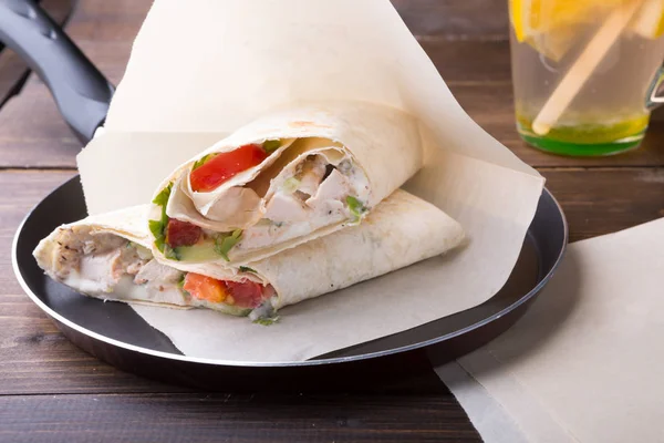 Fast Food Shawarma Roll Serwowane Patelni — Zdjęcie stockowe