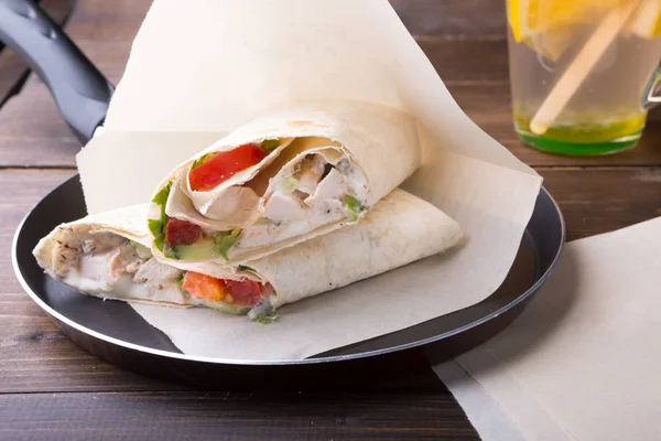 Rollo Shawarma Comida Rápida Servido Una Sartén — Foto de Stock