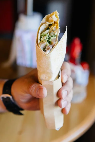 Owinąć Shawarma Jest Trzymać Dłoni — Zdjęcie stockowe