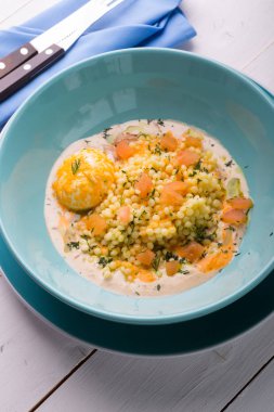 Ptitim makarna carbonara yemek pişmiş ve mavi bir kasede servis