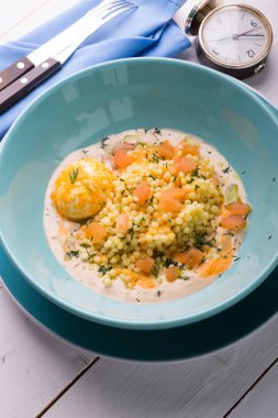 Ptitim makarna carbonara yemek pişmiş ve mavi bir kasede servis