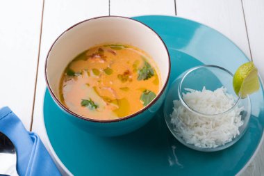 Beyaz ahşap bir masa üzerinde pirinç ile Tom yum Tay çorba servis