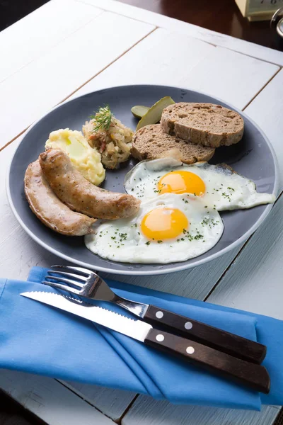 Café Manhã Alemão Feito Ovos Fritos Com Salsichas — Fotografia de Stock