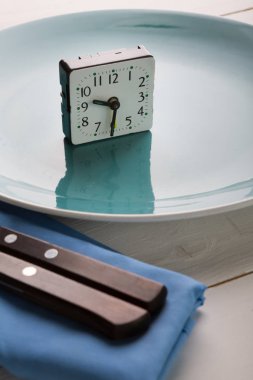 Bir masada boş bir levha çalar saat