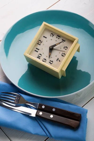 Alarmklocka Tom Plåt Ett Bord — Stockfoto