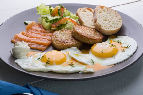 Breakfast Two Fried Eggs Salmon Hash Browns Salad — Stock Photo, Image