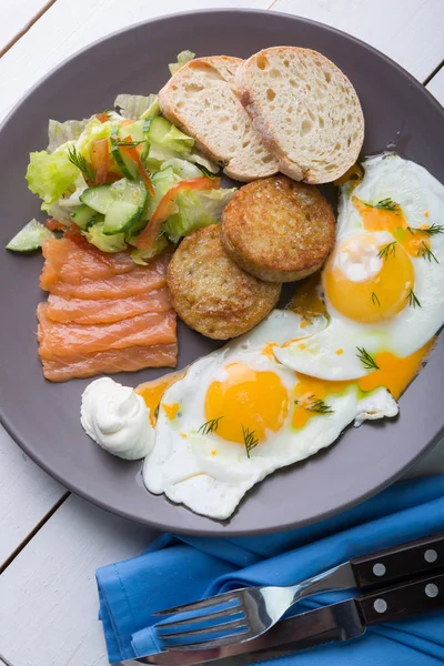 Café Manhã Dois Ovos Fritos Com Salmão Batatas Fritas Salada — Fotografia de Stock