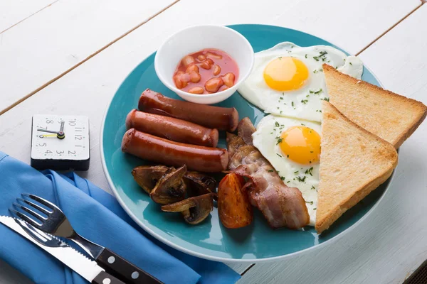 Pequeno Almoço Inglês Completo Com Ovos Fritos Bacon Feijão Salsicha — Fotografia de Stock