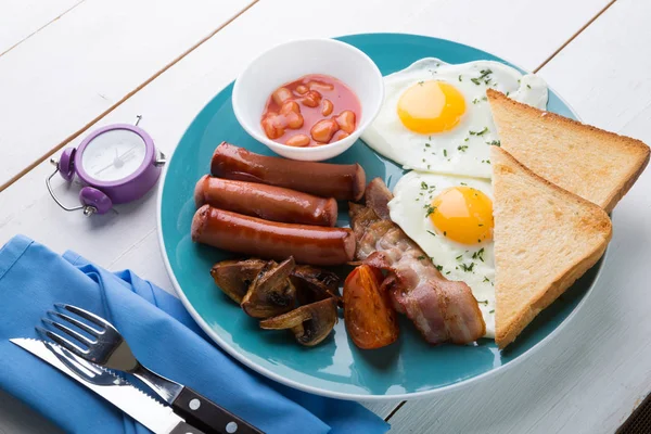 Pequeno Almoço Inglês Completo Com Ovos Fritos Bacon Feijão Salsicha — Fotografia de Stock