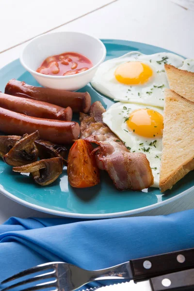 Kompletní Anglická Snídaně Sázená Vejce Slanina Fazolemi Klobásou — Stock fotografie