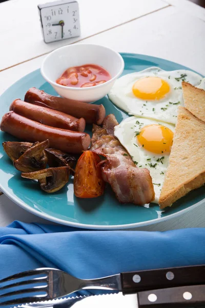 Полный Английский Завтрак Яичницей Беконом Фасолью Колбасой — стоковое фото