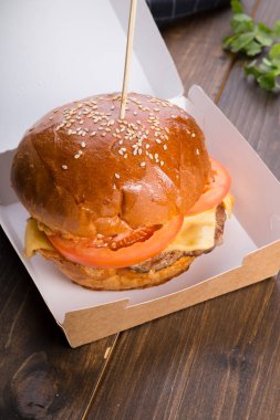Bir kağıt almak kutusunu dışarı hamburger servis