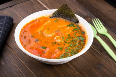 Ahşap masaya servis Tay tom yum çorbası