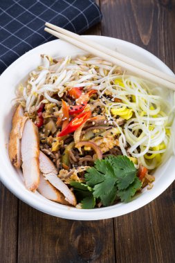 Soba noodle tavuk eti ve sebze ile