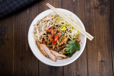 Soba noodle tavuk eti ve sebze ile