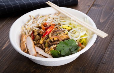 Soba noodle tavuk eti ve sebze ile