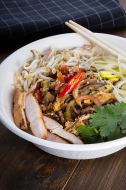 Soba noodle tavuk eti ve sebze ile