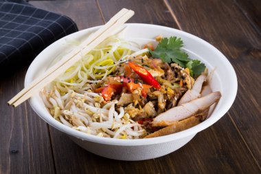 Soba noodle tavuk eti ve sebze ile