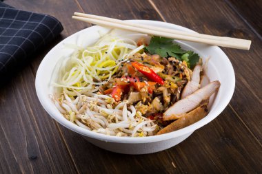 Soba noodle tavuk eti ve sebze ile