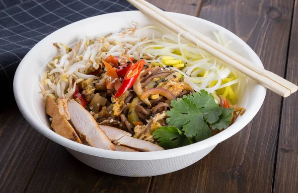 Soba noodle tavuk eti ve sebze ile