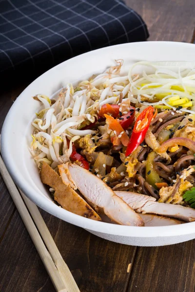 Soba noodle tavuk eti ve sebze ile