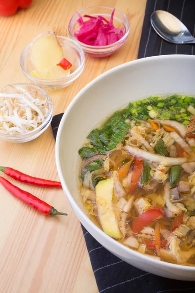 Sopa Asiática Verduras Mixtas Servidas Con Diferentes Ingredientes —  Fotos de Stock