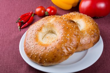 Özbek geleneksel fırında taze gözleme bir plaka üzerinde