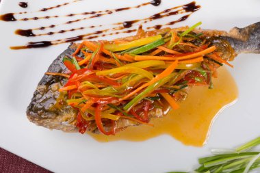 Bir tabakta sebze ile pişmiş dorado balık buğulama