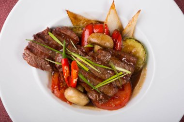 Izgara dana biftek pişmiş sebze ile Asya tarzı
