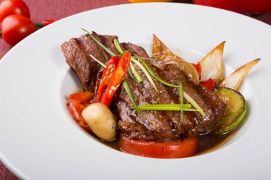 Izgara dana biftek pişmiş sebze ile Asya tarzı