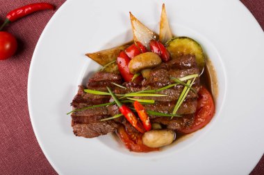 Izgara dana biftek pişmiş sebze ile Asya tarzı