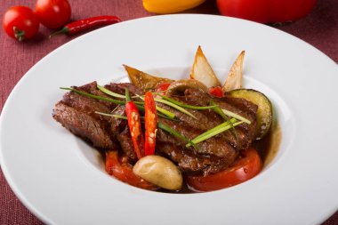 Izgara dana biftek pişmiş sebze ile Asya tarzı