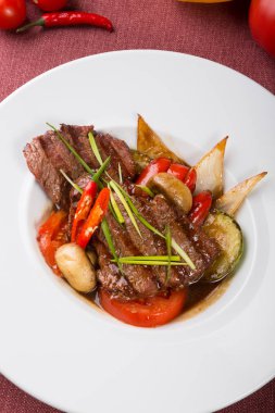 Izgara dana biftek pişmiş sebze ile Asya tarzı