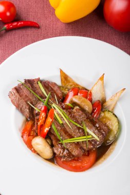 Izgara dana biftek pişmiş sebze ile Asya tarzı