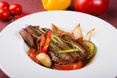 Izgara dana biftek pişmiş sebze ile Asya tarzı