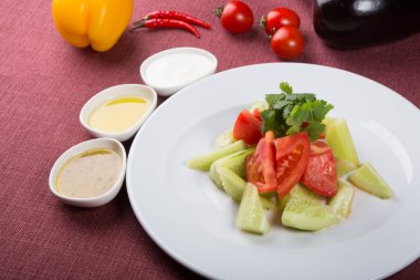 Karışık ham salatalık ve domates salatası yemek için hazır