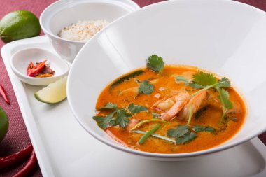 Pirinç ve biber ile Tay tom yum çorba servis