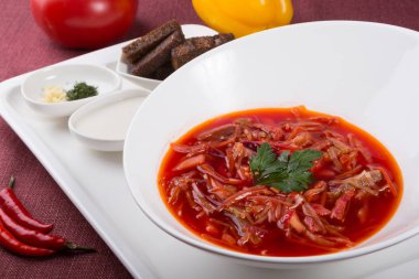 Pancar çorbası Ukraynaca Rus pancar çorbası kruton ile görev yaptı.